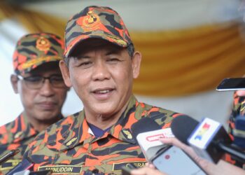 AMINUDDIN Harun ketika ditemui pemberita selepas merasmikan Negeri Sembilan Command Center (NeSCOM) di Jalan Pekeliling, Seremban hari ini.-UTUSAN/MOHD. SHAHJEHAN MAAMIN.