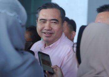 ANTHONY Loke Siew Fook ketika ditemui pemberita selepas menghadiri Pertandingan Bakat Belia N9 2022 di Seremban, hari ini.-UTUSAN/MOHD. SHAHJEHAN MAAMIN.