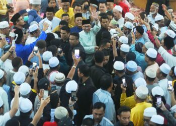 ANWAR Ibrahim bersalaman dengan para jemaah selepas bersolat Jumaat di Masjid Dato' Klana Petra Lela Mohd. Yusof, Sikamat, Seremban hari ini.-UTUSAN/MOHD. SHAHJEHAN MAAMIN.