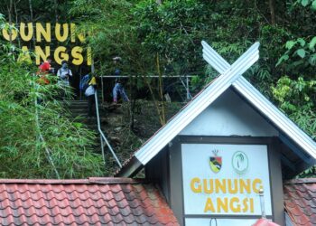 BEBERAPA pendaki yang dilihat memulakan pendakian di Gunung Angsi, Kuala Pilah selepas Jabatan Perhutanan Negeri Sembilan kembali membuka trek pendakian di negeri ini kepada orang awam sejak semalam.-UTUSAN/MOHD. SHAHJEHAN MAAMIN.