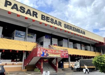 OPERASI Pasar Besar Seremban akan dilanjutkan sehingga pukul 12 tengah malam pada malam sambutan Tahun Baharu Cina, Sabtu ini.-UTUSAN/ZAKKINA WATI AHMAD TARMIZI.