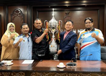 MOHAMAD Taufek Abdul Ghani (dua dari kanan) menunjukkan piala juara keseluruhan yang akan menjadi rebutan dalam Kejuaraan Silat Terbuka Kebangsaan Piala Exco Belia dan Sukan Negeri Sembilan 2023 ketika sidang akhbar kejohanan tersebut di Wisma Negeri, Seremban hari ini.-UTUSAN/ZAKKINA WATI AHMAD TARMIZI.