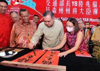 ANTHONY Loke Siew Fook menulis kaligrafi sambil diperhatikan Aminuddin pada Majlis Perasmian Pertandingan Kaligrafi Cina Tahun 2023 di Sekolah Tinggi Chung Hua Seremban di sini hari ini.-UTUSAN/MOHD. SHAHJEHAN MAAMIN.