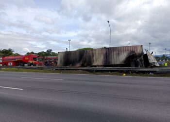 KEADAAN lori kontena yang terbakar dalam dalam kejadian di Kilometer 259.6 Lebuh Raya Utara Selatan (Arah Selatan) berhampiran susur keluar ke Plaza Tol Port Dickson dekat Rasah, Seremban pagi ini.-UTUSAN/ZAKKINA WATI AHMAD TARMIZI.