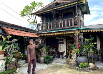 MAHADHIR Ab. Rahman di hadapan rumahnya yang dijadikan sebagai Galeri Al- Khamani di Kampung Pasir Panjang, Port Dickson.
– UTUSAN/ZAKKINA WATI AHMAD
TARMIZI