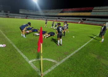 PENUKARAN rumput jenis Zeon Zoysia di padang Stadium Tuanku Abdul Rahman, Paroi Seremban dijangka hanya akan dilakukan tahun hadapan.-UTUSAN/MOHD. SHAHJEHAN MAAMIN.