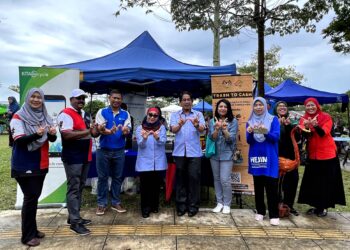 SITI Yusnita Mohamad Yusof (kiri) bersama Timbalan Naib Canselor (Hal Ehwal Jaringan Industri & Masyarakat) UKM , Prof. Datuk Dr. Norazah Mohd. Nordin (empat dari kiri) pada Program Pelestarian Taman Inspirasiku Taman Albury 2, di Lenggeng, Seremban hari ini.-UTUSAN/ZAKKINA WATI AHMAD TARMIZI.