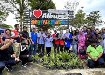 SITI Yusnita Mohamad Yusof (baris belakang, lapan dari kiri) bersama Timbalan Ketua Pegawai Eksekutif SWCorp, J. Murali (belakang, tujuh dari kiri) dan Timbalan Naib Canselor (Hal Ehwal Jaringan Industri & Masyarakat) Universiti Kebangsaan Malaysia Prof. Dr. Datuk Norazah Mohd. Nordin (enam dari kiri) ketika perasmian Program Pelestarian Taman Inspirasiku di Taman Albury 2, Lenggeng, Seremban hari ini.-UTUSAN/ZAKKINA WATI AHMAD TARMIZI.