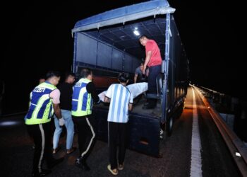 ANGGOTA polis mengangkat mayat mangsa dalam kemalangan maut melibatkan dua buah motosikal di Kilometer 26.8 Lebuh Raya Seremban - Port Dickson arah Seremban awal pagi tadi.-UTUSAN/MOHD. SHAHJEHAN MAAMIN.