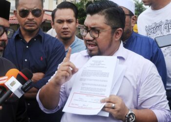 BADRUL Hisham Shaharin ketika ditemui pemberita selepas hadir ke pejabat SPRM Negeri Sembilan di Seremban bagi menyerahkan dokumen berkaitan dakwaan penyelewengan wang zakat melibatkan MAINS Zakat Sdn. Bhd.-UTUSAN/MOHD. SHAHJEHAN MAAMIN.