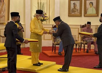 TUANKU Muhriz Ibni Almarhum Tuanku Munawir mengurniakan watikah pelantikan Ahli Majlis Mesyuarat Kerajaan, Negeri Sembilan kepada Chew Seh Yong pada Istiadat Pelantikan dan Mengangkat Sumpah yang berlangsung di Istana Besar Seri Menanti, Kuala Pilah hari ini.-UTUSAN/ZAKKINA WATI AHMAD TARMIZI.