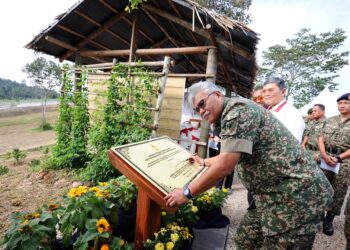 ZAMROSE Mohd. Zain merasmikan Ladang Integrasi Tentera Darat Kem Syed Sirajuddin, Gemas, Tampin hari ini.-UTUSAN/MOHD. SHAHJEHAN MAAMIN.