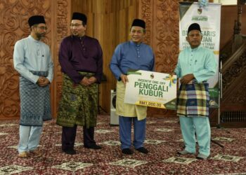 AMINUDDIN Harun (dua dari kanan) menyerahkan simbolik pemberian bayaran insentif sekali beri berjumlah RM1,000 kepada wakil penggali kubur di negeri ini pada Majlis Israk Mikraj Peringkat Negeri Sembilan di Masjid Negeri, Seremban malam tadi. UTUSAN/ZAKKINA WATI AHMAD TARMIZI.