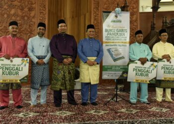 AMINUDDIN  Harun (tiga dari kanan) bersama wakil penerima bayaran insentif sekali beri berjumlah RM1,000 kepada penggali kubur di negeri ini pada Majlis Israk Mikraj Peringkat Negeri Sembilan di Masjid Negeri, Seremban malam tadi. UTUSAN/ZAKKINA WATI AHMAD TARMIZI.