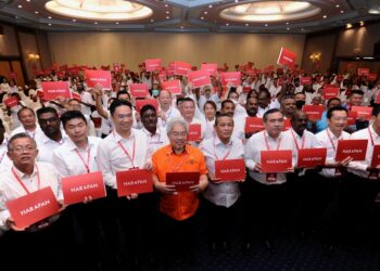 ANTHONY Loke Siew Fook (baris depan, empat dari kanan) dan Aminuddin (baris depan, tengah) pada Konvensyen Tahunan Kali Ke-21 DAP Negeri Sembilan di Seremban hari ini.-UTUSAN/MOHD. SHAHJEHAN MAAMIN.