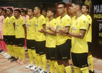 BARISAN pemain Negeri Sembilan FC bagi musim 2023 yang diperkenalkan dalam satu majlis yang diadakan di Nilai, Seremban hari ini.-UTUSAN/MOHD. SHAHJEHAN MAAMIN.