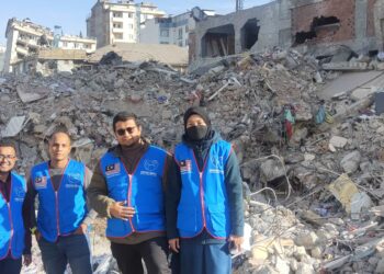 PENULIS (tengah) bergambar bersama petugas Peduli Insan yang menyertai misi kemanusiaan di Turkiye baru-baru ini.
