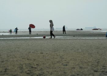 PEMBINAAN jalan dan jambatan menghubungkan Bukit Pelandok, Port Dickson, Negeri Sembilan dan Sungai Pelek, Sepang di Selangor dilihat dapat merancakkan lagi sektor pelancongan di Port Dickson.-UTUSAN/MOHD. SHAHJEHAN MAAMIN.