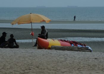 KEADAAN suram di pantai peranginan Port Dickson yang kurang dikunjungi pelancong walaupun sewaktu musim cuti persekolahan ketika ini.-UTUSAN/MOHD. SHAHJEHAN MAAMIN.