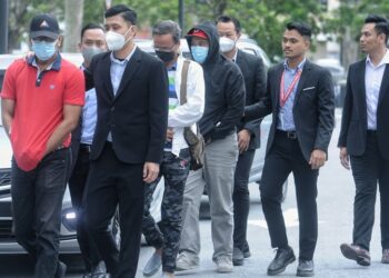 EMPAT lelaki termasuk dua yang masih bertugas sebagai pegawai penguatkuasa Majlis Perbandaran Port Dickson (MPPD) didakwa di Mahkamah Sesyen Seremban hari ini atas pertuduhan meminta dan menerima rasuah.-UTUSAN/MOHD. SHAHJEHAN MAAMIN.