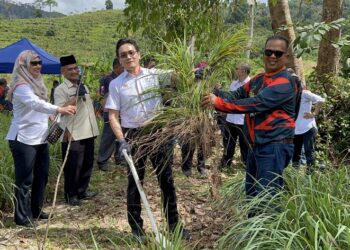 RIZAL Nainy (tengah) ketika mengadakan lawatan ke Ladang Serai Anak Air Bulan, Batu Kikir, Kuala Pilah hari ini.-UTUSAN/ZAKKINA WATI AHMAD TARMIZI.