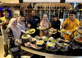 AHMAD Firdaus Abdullah (lima dari kiri) bersama kakitangan Tunas Resort Port Dickson menunjukkan hidangan bufet yang ditawarkan pihaknya pada bulan Ramadan akan datang. - UTUSAN/ZAKKINA WATI AHMAD TARMIZI.