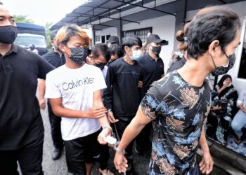 YAN Mai (dua dari kiri berbaju putih) dan Maung Piaw (depan berbaju hitam) dibawa ke Mahkamah Majistret Port Dickson hari ini bagi didakwa atas pertuduhan membunuh tauke buah naga di Tanah Merah Site A, Port Dickson bulan lalu.-UTUSAN/MOHD. SHAHJEHAN MAAMIN.