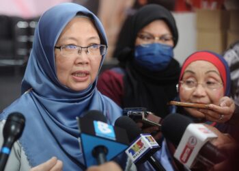 DR. Zaliha Mustafa ketika ditemui pemberita selepas merasmikan Majlis Penutup Program Khidmat Masyarakat Sempena Hari Buah Pinggang Sedunia anjuran Fakulti Perubatan, Universiti Kebangsaan Malaysia (UKM) di Kampung Felda Sendayan, Seremban semalam.-UTUSAN/MOHD SHAHJEHAN MAAMIN.
