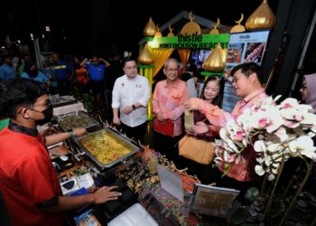 AZIZ Hassan (empat dari kanan) dan Christina Toh (tiga dari kanan) ketika hadir pada Majlis Pelancaran Karnival MAH Negeri Sembilan Food Festival 2023 dan Promosi Jualan Sempena Ramadan di Port Dickson, semalam.-UTUSAN/MOHD. SHAHJEHAN MAAMIN.