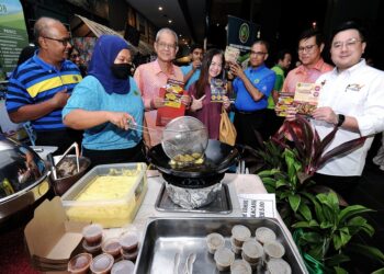 CHRISTINA Toh (empat dari kanan) dan Haziz (tiga dari kiri) pada Majlis Pelancaran Karnival MAH Negeri Sembilan Food Festival 2023 dan Promosi Jualan Sempena Ramadan di Port Dickson, kelmarin.-UTUSAN/MOHD. SHAHJEHAN MAAMIN.