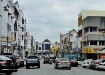 PENGGUNAAN lebih banyak panel solar selain penggunaan kenderaan elektrik di bandar Seremban dilihat dapat membantu menjayakan Pelan Tindakan Bandar Pintar dan Bandar Rendah Karbon Seremban 202.-UTUSAN/MOHD. SHAHJEHAN MAAMIN.