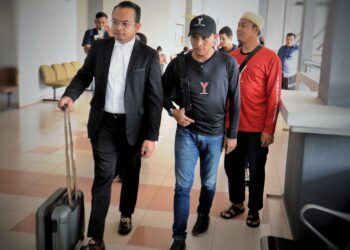 PEGUAM mewakili keluarga Baby Syifaa iaitu Hafiz (kiri) dengan bapa bayi, Yuseri Yusof (tengah) pada prosiding hari keempat inkues bagi menyiasat punca kematian Baby Syifaa di Mahkamah Koroner di sini hari ini.-UTUSAN/MOHD. SHAHJEHAN MAAMIN