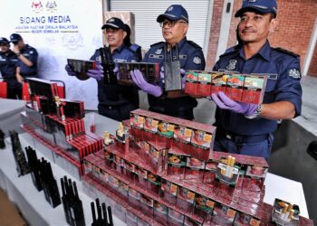 MOHAMAD Hafiz Ishak (dua dari kanan) menunjukkan bungkusan kotak mengandungi rokok seludup dalam serbuan di ladang kelapa sawit di Kampung Air Hitam, Klang di Selangor pada sidang akhbar di Seremban hari ini.-UTUSAN/MOHD. SHAHJEHAN MAAMIN.