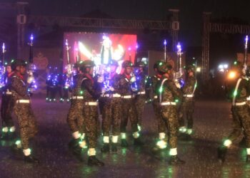 PERTUNJUKAN kemahiran anggota tentera pada Persembahan Tatu Tentera Darat yang diadakan di Padang Kawad, Pusasda, Port Dickson, semalam.-UTUSAN/ZAKKINA WATI AHMAD TARMIZI.
