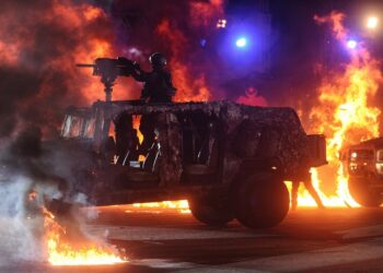 ANGGOTA pasukan 21 Grup Gerak Khas menunjukkan aksi pada Persembahan Tatu Tentera Darat yang diadakan di Padang Kawad, Pusat Latihan Asas Tentera Darat (Pusasda), Port Dickson malam tadi.-UTUSAN/MOHD. SHAHJEHAN MAAMIN.
