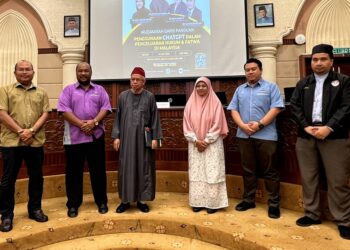 ZULKIFLI Mohamad Al-Bakri (tiga dari kiir) bergambar bersama pembentang Muzakarah Garis Panduan Penggunaan ChatGPT Dalam Pengeluaran Hukum dan Fatwa di Malaysia di USIM, Nilai, Seremban hari ini.-UTUSAN/ZAKKINA WATI AHMAD TARMIZI.