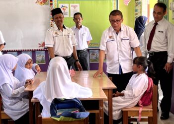 DR. Roslan Hussin (dua dari kanan) bertemu murid-murid sekolah ketika beliau mengadakan lawatan hari pertama persekolahan sesi 2023/2024 di Sekolah Kebangsaan (SK) Undang Abdullah, Jelebu hari ini.-UTUSAN/ZAKKINA WATI AHMAD TARMIZI.