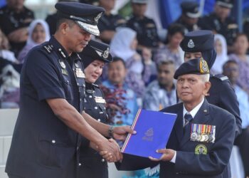 ABD. Khalid Othman menyampaikan sijil penghargaan kepada Mohammad Noh pada Majlis Sambutan Peringatan Hari Polis Ke-216 Tahun 2023 Peringkat Kontinjen Negeri Sembilan di Ibu Pejabat Polis Kontinjen (IPK) Negeri Sembilan di Seremban hari ini.-UTUSAN/MOHD. SHAHJEHAN MAAMIN