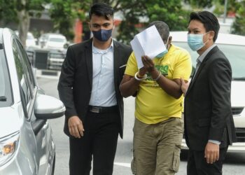 J. Vasantha Kumaran dibawa ke Mahkamah Sesyen Seremban hari ini bagi didakwa atas pertuduhan mengemukakan penyata pendapatan palsu untuk permohonan EPC.-UTUSAN/MOHD. SHAHJEHAN MAAMIN.