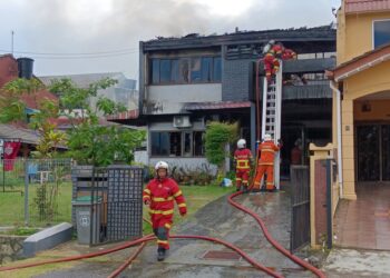 ANGGOTA bomba melakukan kerja-kerja pemadaman dalam kejadian kebakaran sebuah rumah di Persiaran Rajawali, Taman Paroi Jaya di Seremban, petang tadi.-UTUSAN/ZAKKINA WATI AHMAD TARMIZI