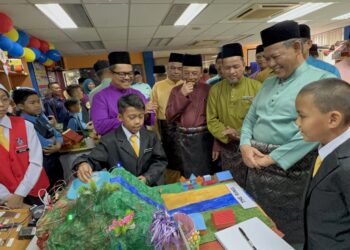 AMINUDDIN Harun (kanan) melihat aktiviti yang dijalankan murid-murid pada perasmian Pembukaan Pusat STEM Negeri @ STEM Hub N9 di Sektor Sumber Teknologi Pendidikan, Port Dickson hari ini.-UTUSAN/ZAKKINA WATI AHMAD TARMIZI