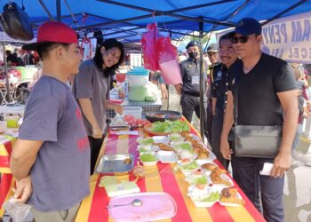 AZMAN Mohd. Yusof (kanan) bertemu peniaga ketika mengadakan walkabout Pelaksanaan Op Pantau 2023 di Bazar Ramadan Pusat Perniagaan Bandar Prima Senawang, Seremban petang tadi.-UTUSAN/ZAKKINA WATI AHMAD TARMIZI.