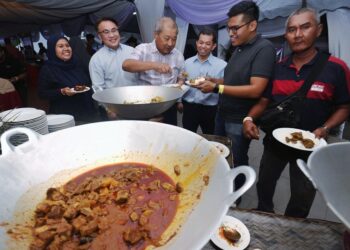 LEE Tian Hock (empat dari kanan) bersama Alan Key (tiga dari kanan) pada majlis berbuka puasa di D'tempat Country Club, Bandar Sri Sendayan, Seremban semalam.-UTUSAN/MOHD. SHAHJEHAN MAAMIN.