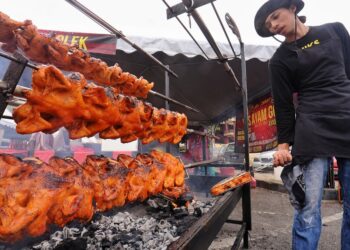 ABDUL Aniq Syaras menunjukkan ayam golek jualannya di Bazar Ramadan Stadium Tuanku Abdul Rahman, Paroi, Seremban. - UTUSAN/MOHD. SHAHJEHAN MAAMIN
