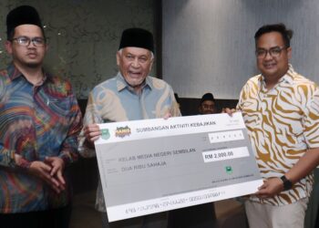 ABDUL Aziz Sheikh Ab. Kadir (tengah) menyerahkan sumbangan aktiviti kebajikan kepada Pengerusi Kelab Media Negeri Sembilan (Manis), Afifi Hafiz Mohd. Nor (kanan) pada Majlis Berbuka Puasa dan Ramah Mesra MAINS Bersama Media 2023 di Port Dickson hari ini.-UTUSAN/MOHD. SHAHJEHAN MAAMIN.