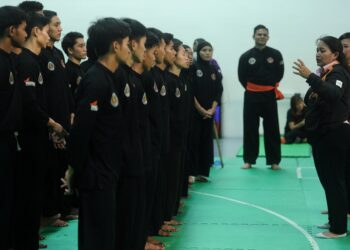 SHALIN Zulkifli ketika bertemu dengan atlet-atlet pencak silat negara ketika mengadakan lawatan ke venue latihan mereka di Kompleks Sukan Majlis Sukan Negara (MSN) di Nilai, Seremban, semalam.-UTUSAN/MOHD. SHAHJEHAN MAAMIN.