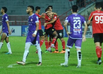 MAHALI Jasuli meraikan gol jaringannya bersama rakan sepasukan dalam aksi Liga Super di antara Negeri Sembilan dan Kelantan yang berlangsung di Stadium Tuanku Abdul Rahman, Paroi, Seremban malam ini.-UTUSAN/MOHD. SHAHJEHAN MAAMIN.