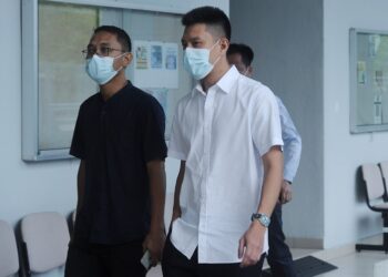 MUHAMMAD Faisal Hamzah (kanan) tiba di Mahkamah Sesyen Seremban hari ini bagi didakwa atas sembilan pertuduhan berkaitan penyelewengan minyak masak bersubsidi pada tahun lalu.-UTUSAN/MOHD. SHAHJEHAN MAAMIN.
