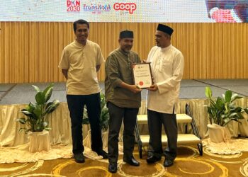 AMRAN Abdul Kadir (kanan) dan Shahrizan Rosli (kiri) menyampaikan sijil Anugerah Koperasi Terbaik kepada penerima pada Program Borak Berkat Apresiasi Koperasi Negeri Sembilan di Seremban hari ini. UTUSAN/ZAKKINA WATI AHMAD TARMIZI.