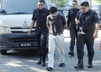 SEORANG mekanik didakwa di Mahkamah Sesyen Seremban hari ini atas pertuduhan merogol dan melakukan amang seksual terhadap anak kandung perempuannya, enam tahun lalu.-UTUSAN/MOHD. SHAHJEHAN MAAMIN.